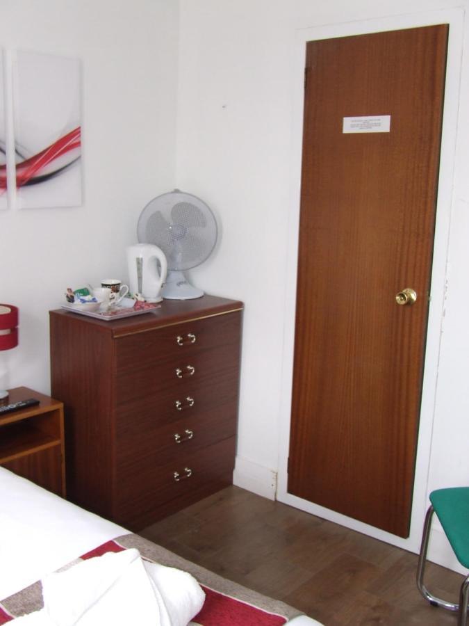 Alexandra Guest House เฮเมลเฮมพ์สเตด ภายนอก รูปภาพ