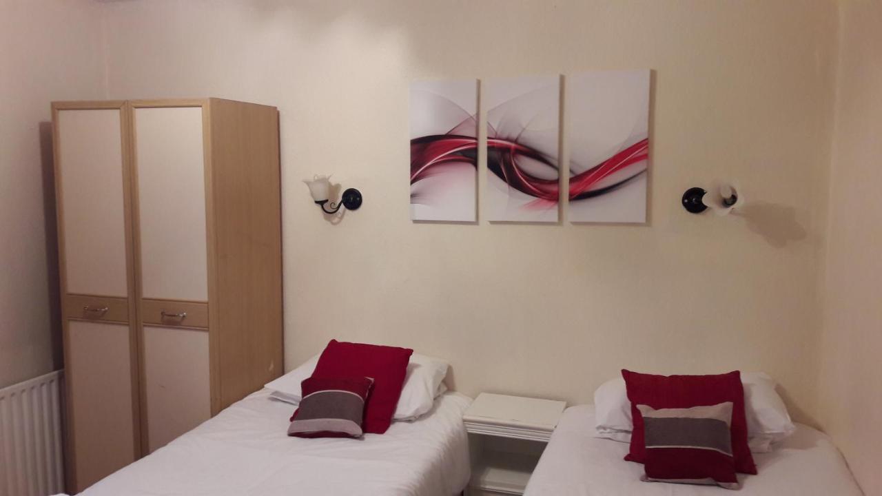 Alexandra Guest House เฮเมลเฮมพ์สเตด ภายนอก รูปภาพ